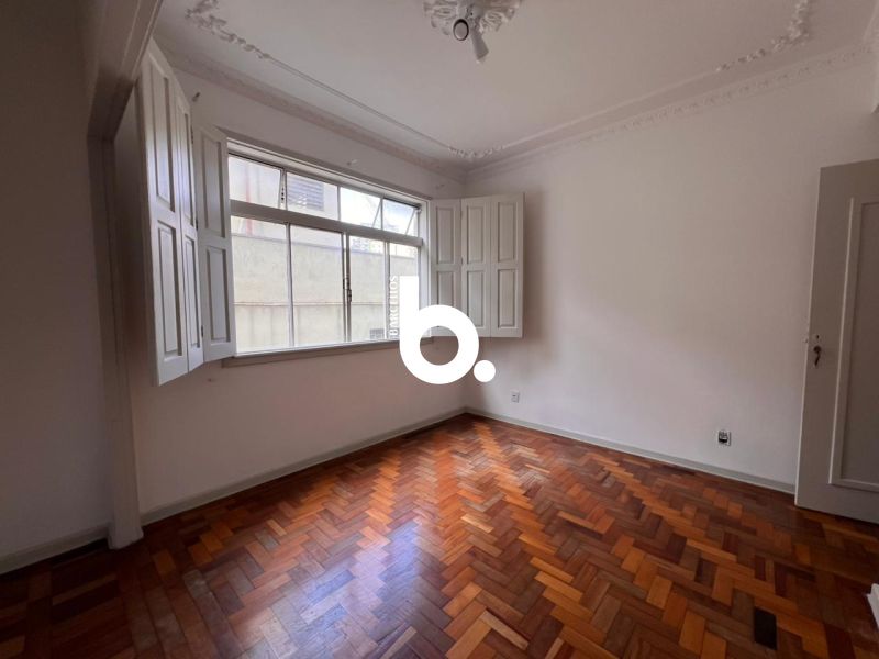 APTO EM FRENTE AO INST.DE ARTES DA UFRGS, PROXIMO AO COMPLEXO HOSPITALAR SANTA CASA