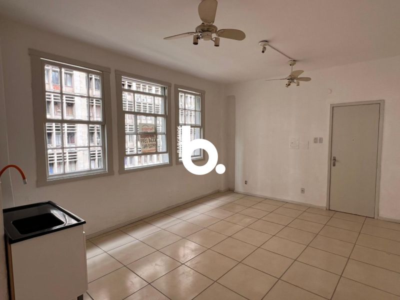 APARTAMENTO COMERCIAL NA ESQUINA DEMOCRÁTICA!