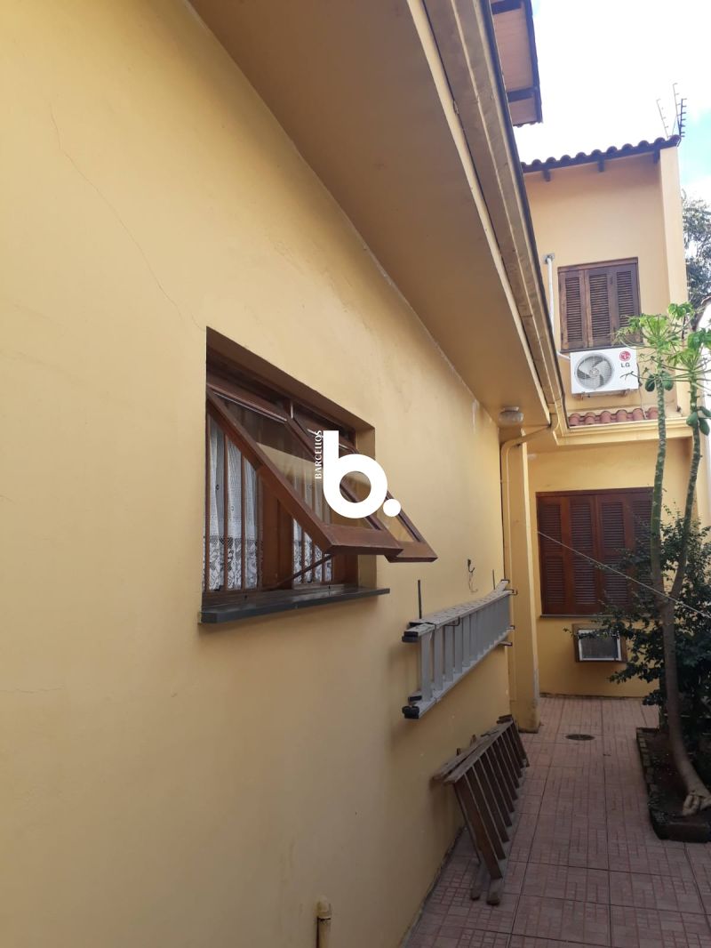 Excelente SOBRADO para locação no bairro Mont Serrat