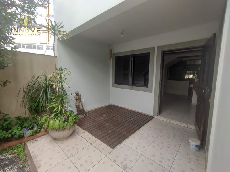 INNOVE IMÓVEIS -- ALUGA -- Belíssima casa no bairro Cavalhada