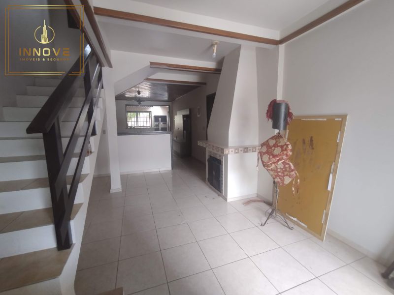 INNOVE IMÓVEIS -- ALUGA -- Belíssima casa no bairro Cavalhada