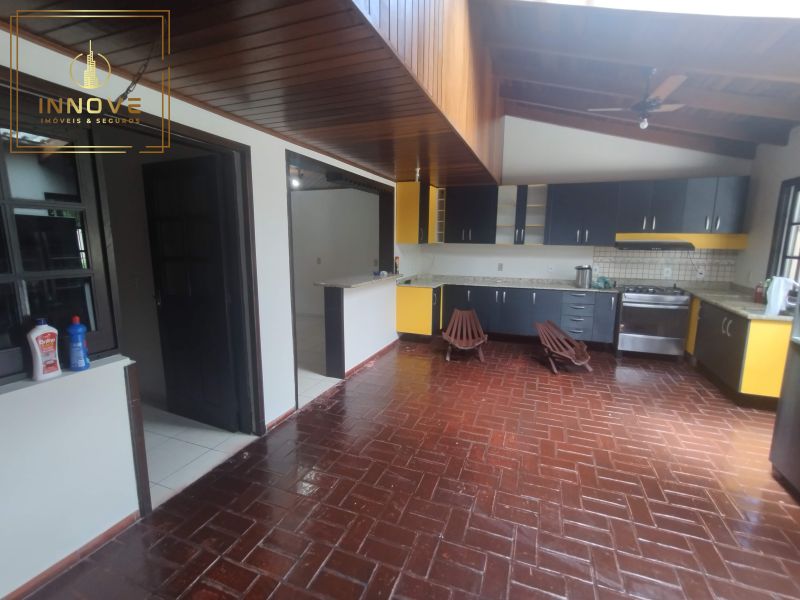 INNOVE IMÓVEIS -- ALUGA -- Belíssima casa no bairro Cavalhada