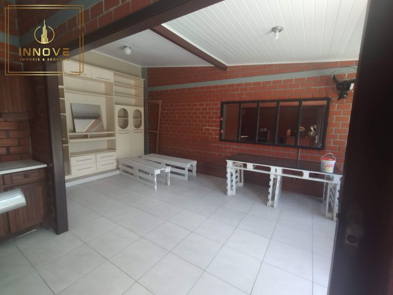 INNOVE IMÓVEIS -- ALUGA -- Belíssima casa no bairro Cavalhada