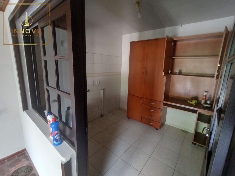 INNOVE IMÓVEIS -- ALUGA -- Belíssima casa no bairro Cavalhada