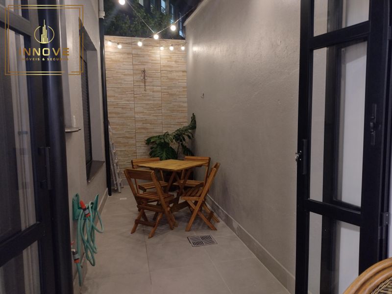 INNOVE IMÓVEIS -- ALUGA -- Apartamento de 1 dormitório MODERNO e  MOBILIADO com PÁTIO