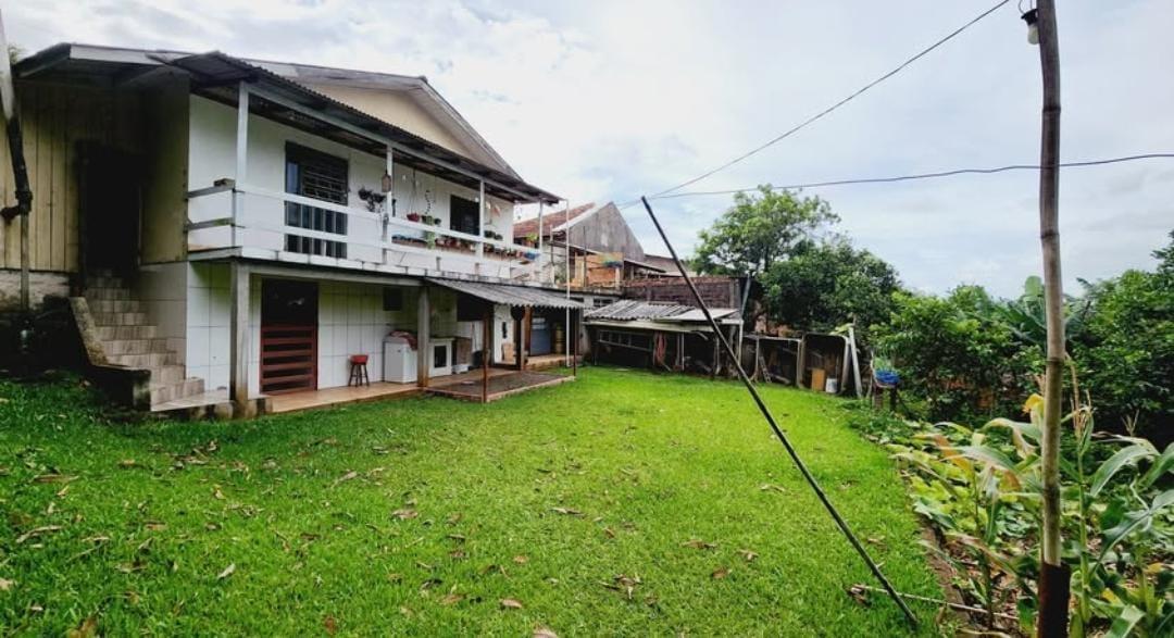 CASA COM ENORME TERRENO 