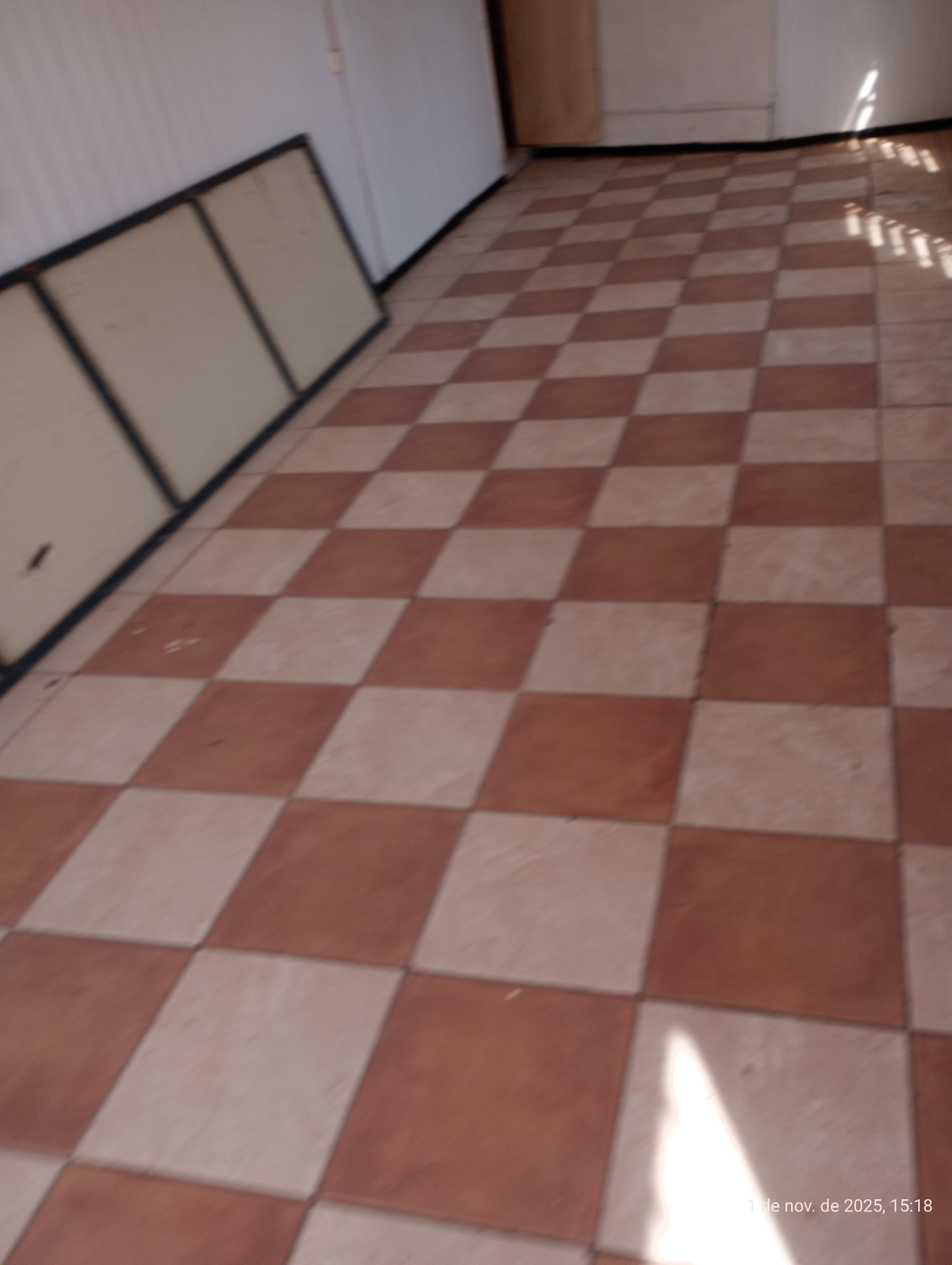 PRÉDIO COMERCIAL E CASA 