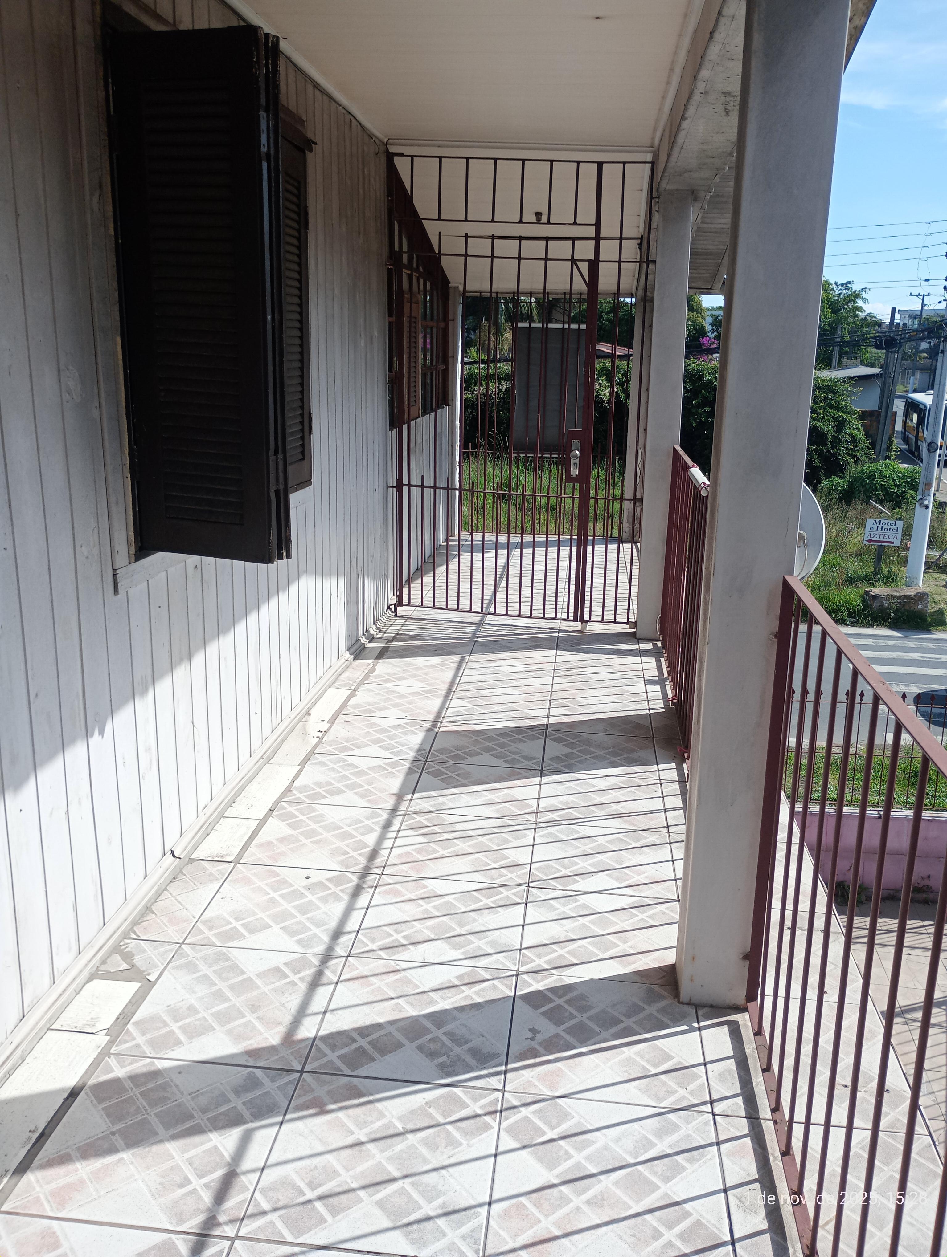 PRÉDIO COMERCIAL E CASA 