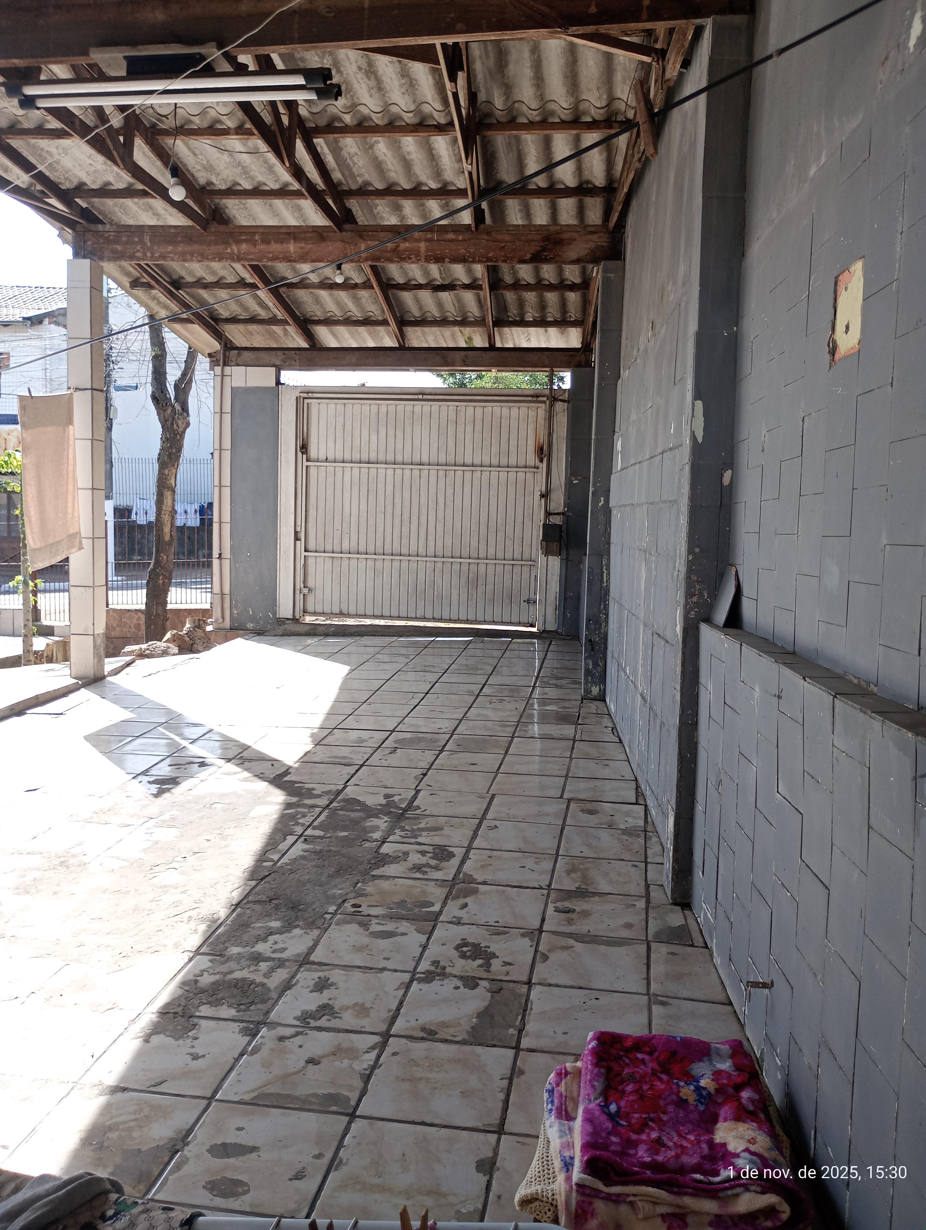 PRÉDIO COMERCIAL E CASA 