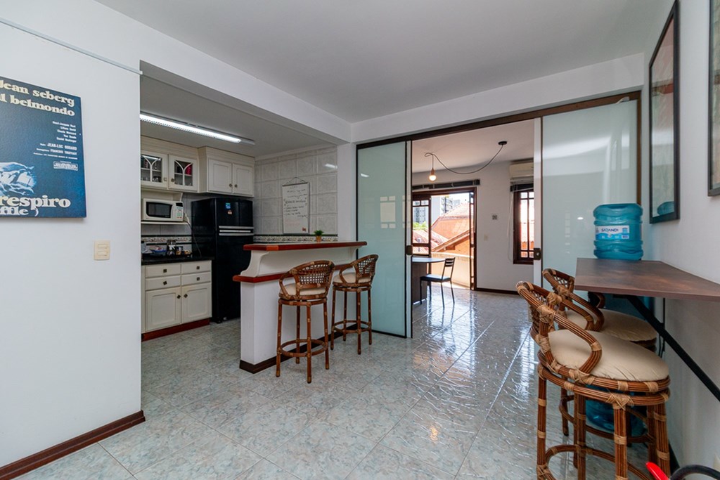 CASA 4D no bairro Chácara Das Pedras em Porto Alegre