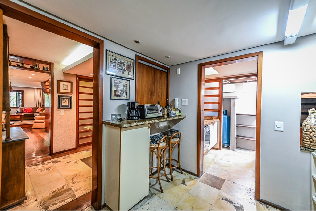 CASA EM CONDOMINIO 4D no bairro Três Figueiras em Porto Alegre