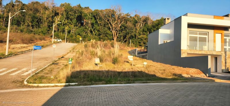 TERRENO DE ESQUINA - LINHA IMPERIAL