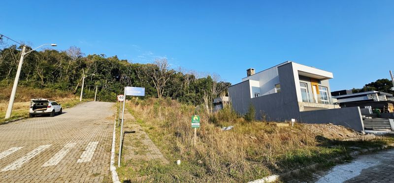 TERRENO DE ESQUINA - LINHA IMPERIAL