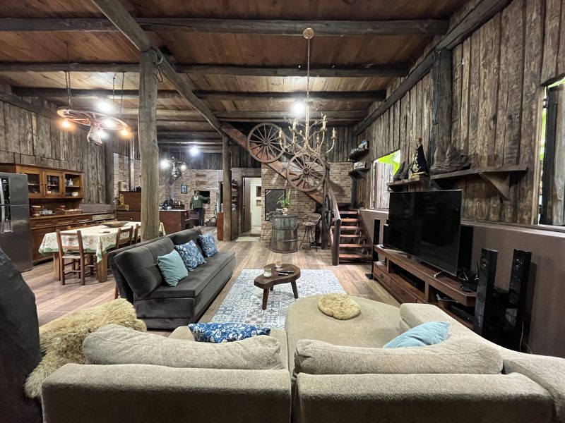 CASA ESTILO CABANA EM MEIO Á NATUREZA