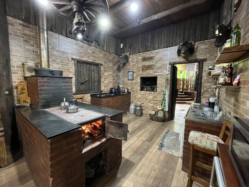 CASA ESTILO CABANA EM MEIO Á NATUREZA