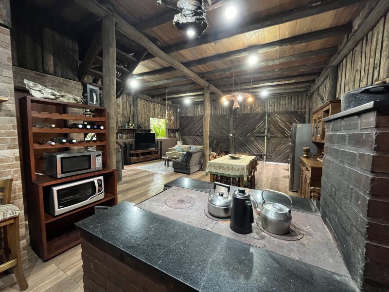 CASA ESTILO CABANA EM MEIO Á NATUREZA