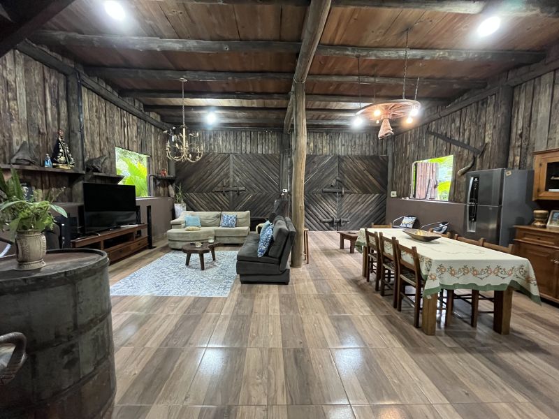 CASA ESTILO CABANA EM MEIO Á NATUREZA