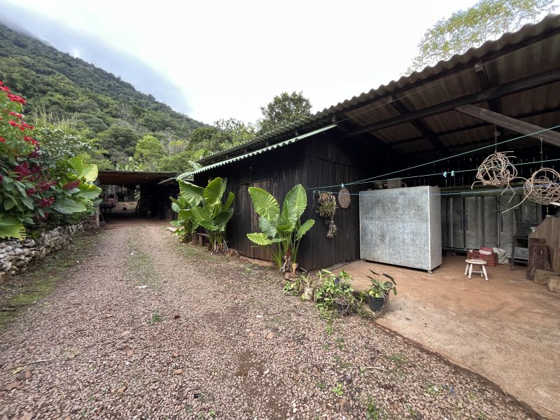 CASA ESTILO CABANA EM MEIO Á NATUREZA