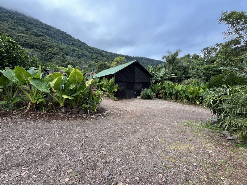 CASA ESTILO CABANA EM MEIO Á NATUREZA