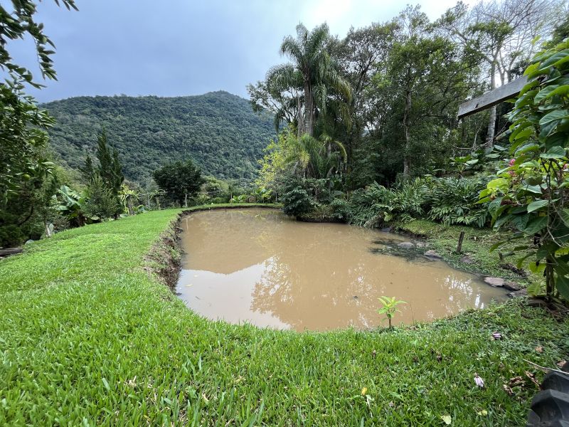 CASA ESTILO CABANA EM MEIO Á NATUREZA