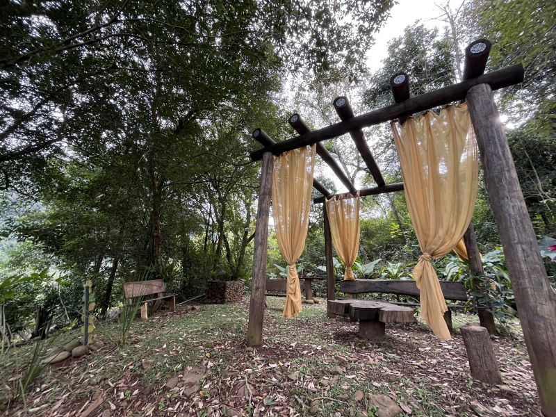 CASA ESTILO CABANA EM MEIO Á NATUREZA