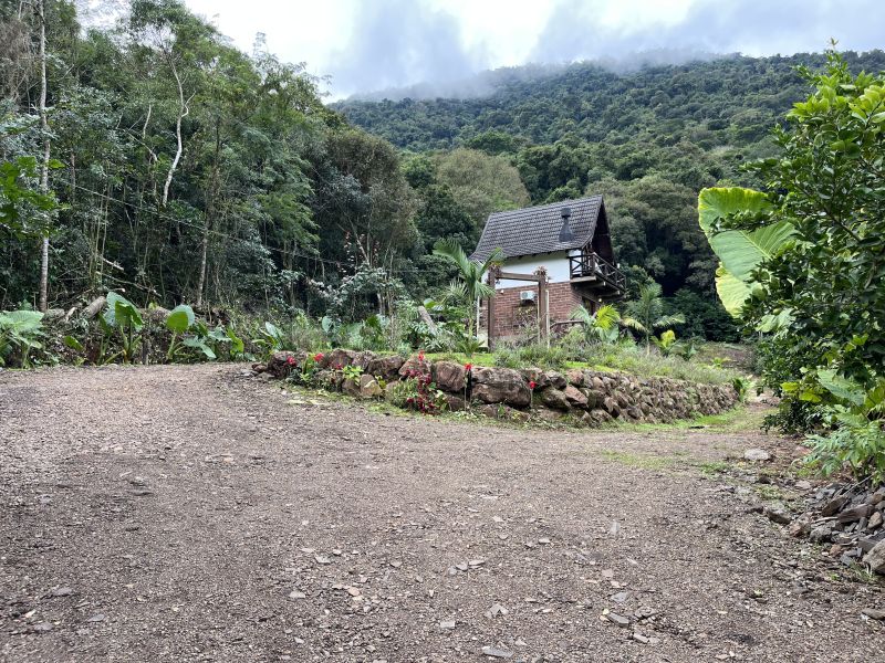 CASA ESTILO CABANA EM MEIO Á NATUREZA