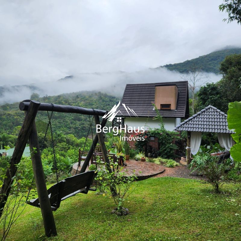 CASA ESTILO CABANA EM MEIO Á NATUREZA