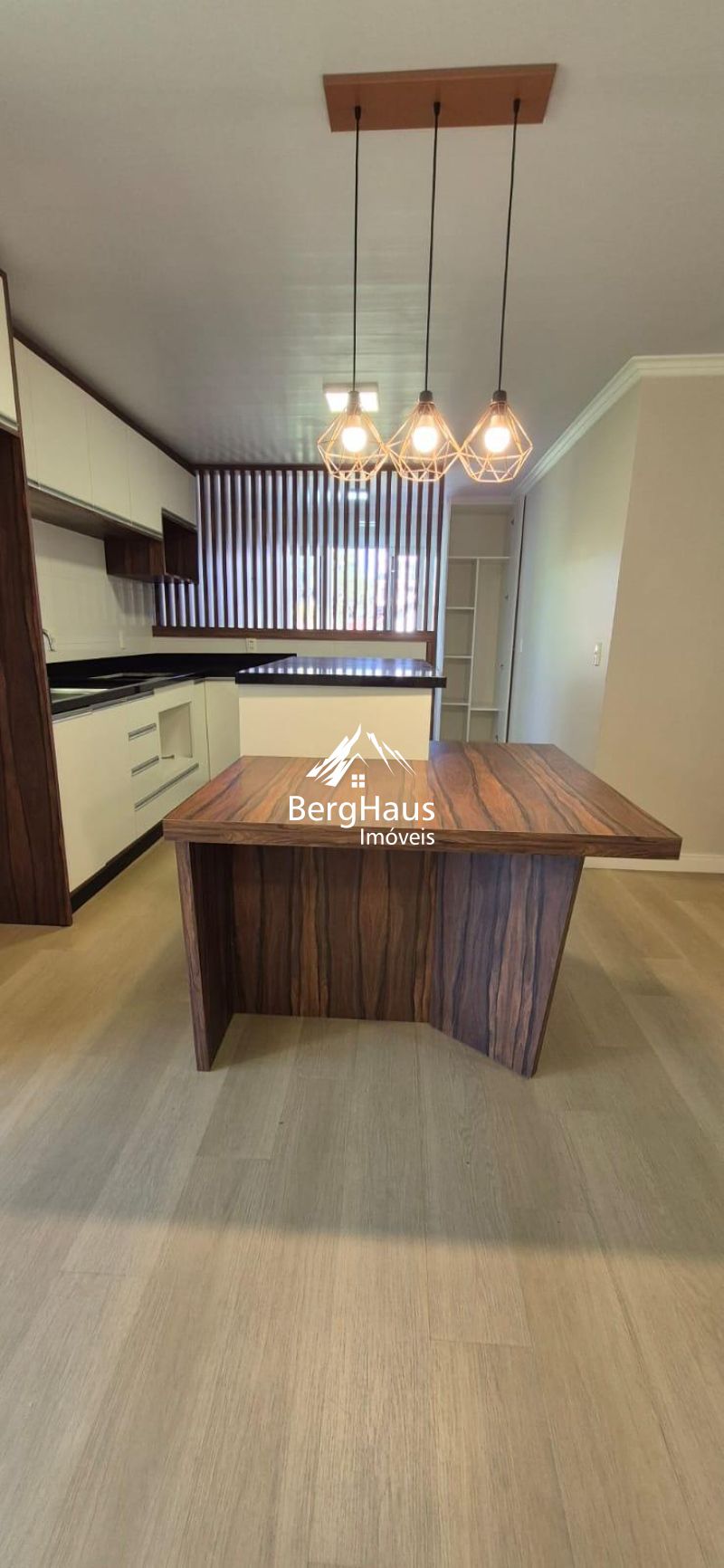 APARTAMENTO 2 DORMIT. - LOGRADOURO