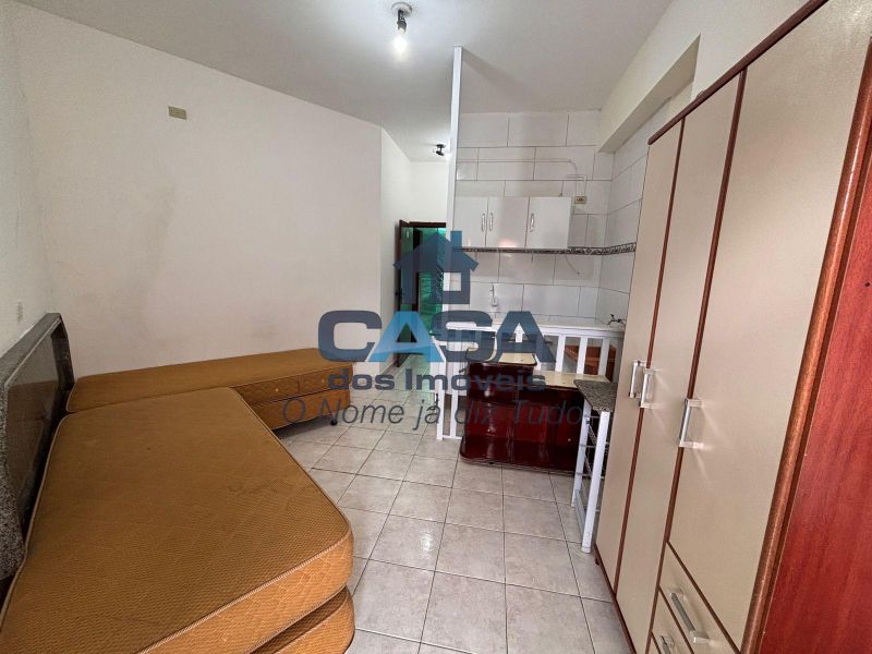 Kitnet com sacada no Centro de São Roque!