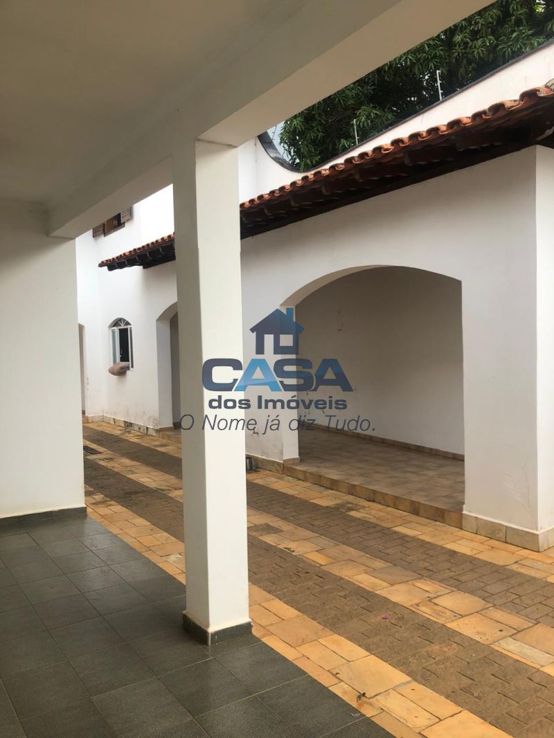 Residência estilo Colonial para vender.