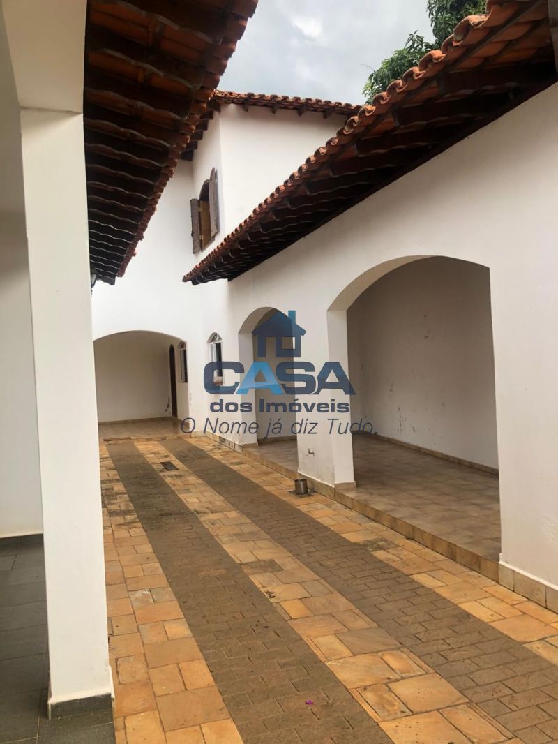 Residência estilo Colonial para vender.