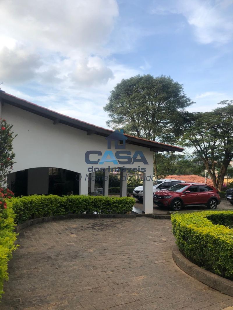 Residência estilo Colonial para vender.