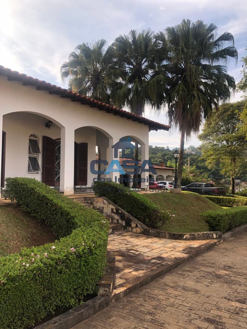Residência estilo Colonial para vender.
