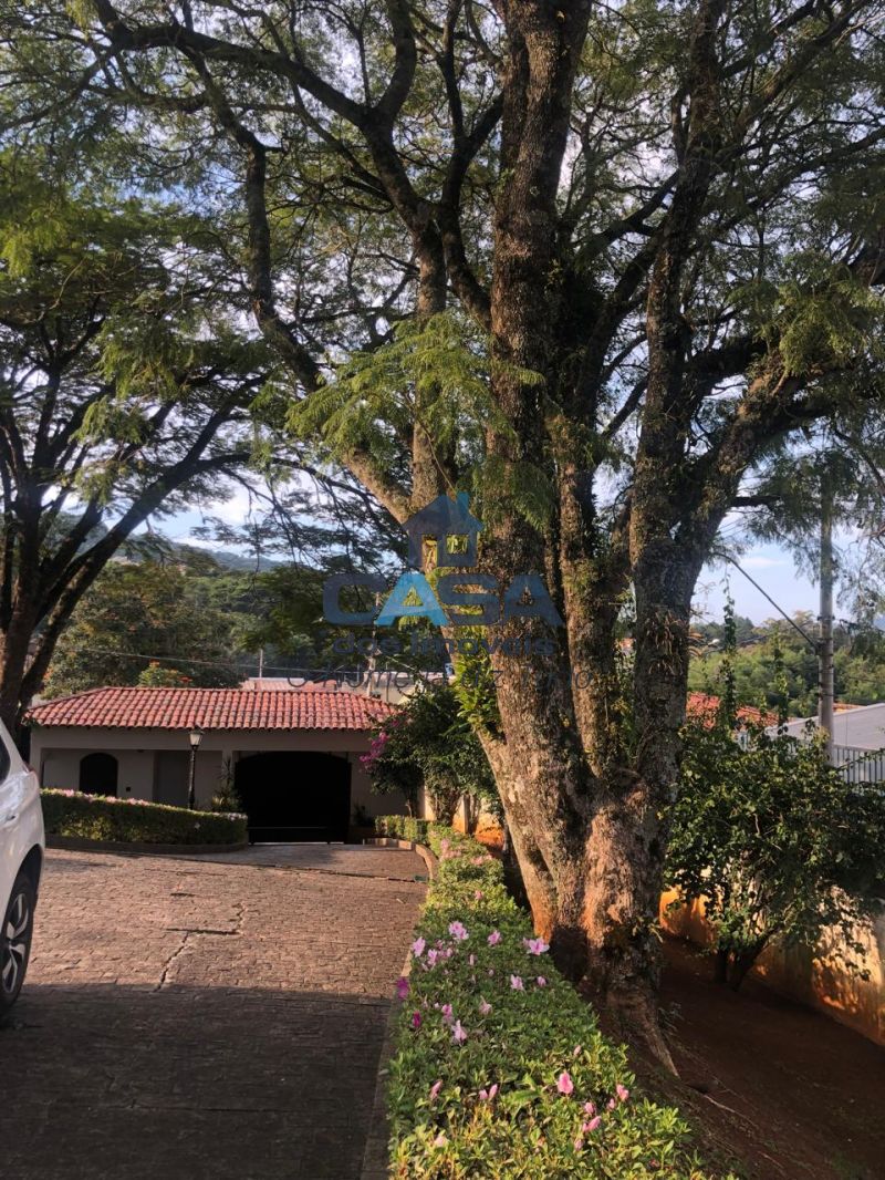 Residência estilo Colonial para vender.