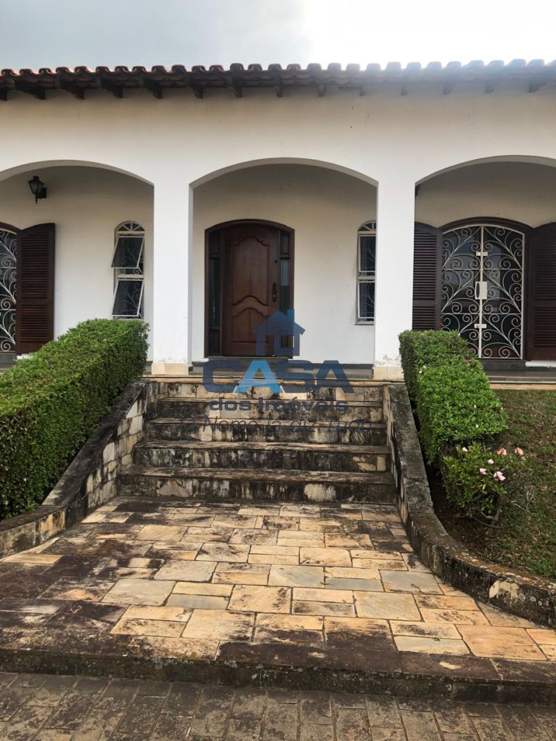Residência estilo Colonial para vender.