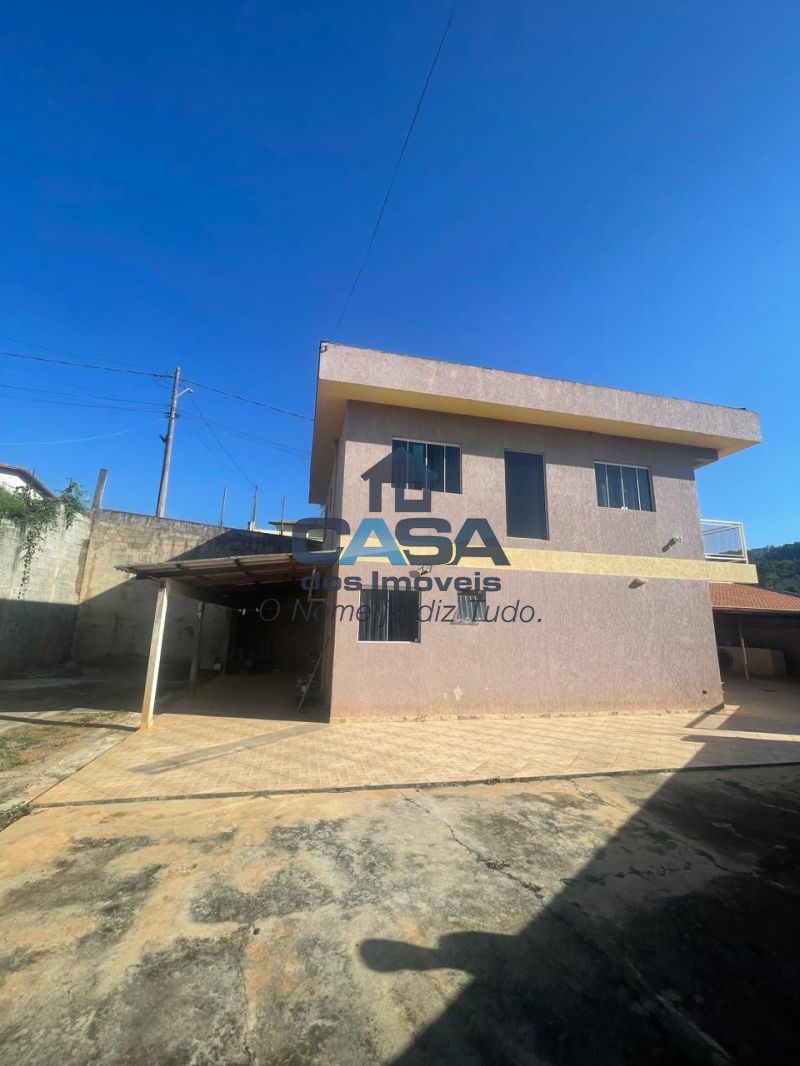 Excelente Sobrado com 4 dormitórios e Ampla área de Terreno.