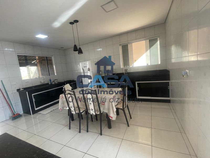 Excelente Sobrado com 4 dormitórios e Ampla área de Terreno.