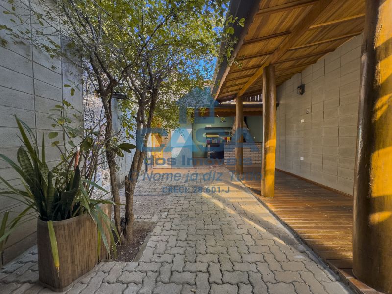 Linda Casa em Condomínio com Área Gourmet e Vista para Montanha