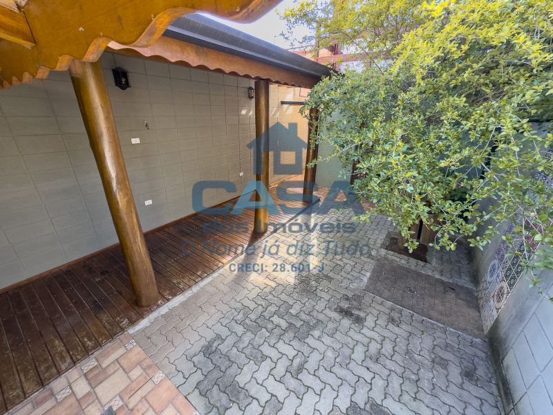 Linda Casa em Condomínio com Área Gourmet e Vista para Montanha