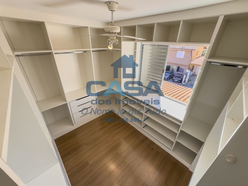 Linda Casa em Condomínio com Área Gourmet e Vista para Montanha
