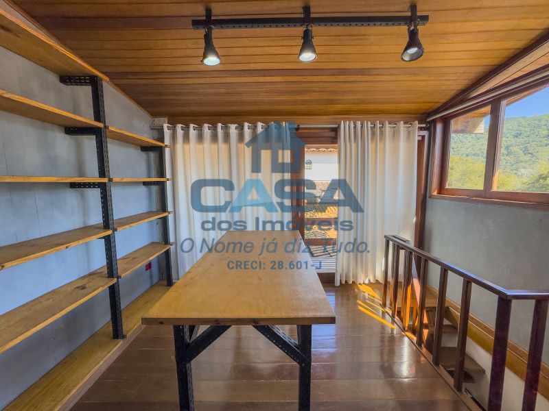 Linda Casa em Condomínio com Área Gourmet e Vista para Montanha
