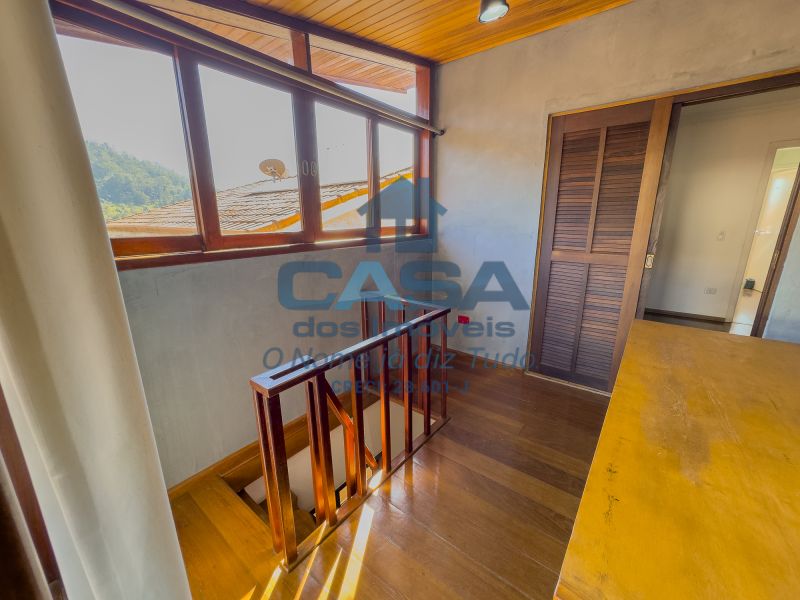 Linda Casa em Condomínio com Área Gourmet e Vista para Montanha