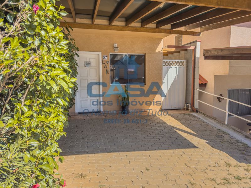 Linda Casa em Condomínio com Área Gourmet e Vista para Montanha