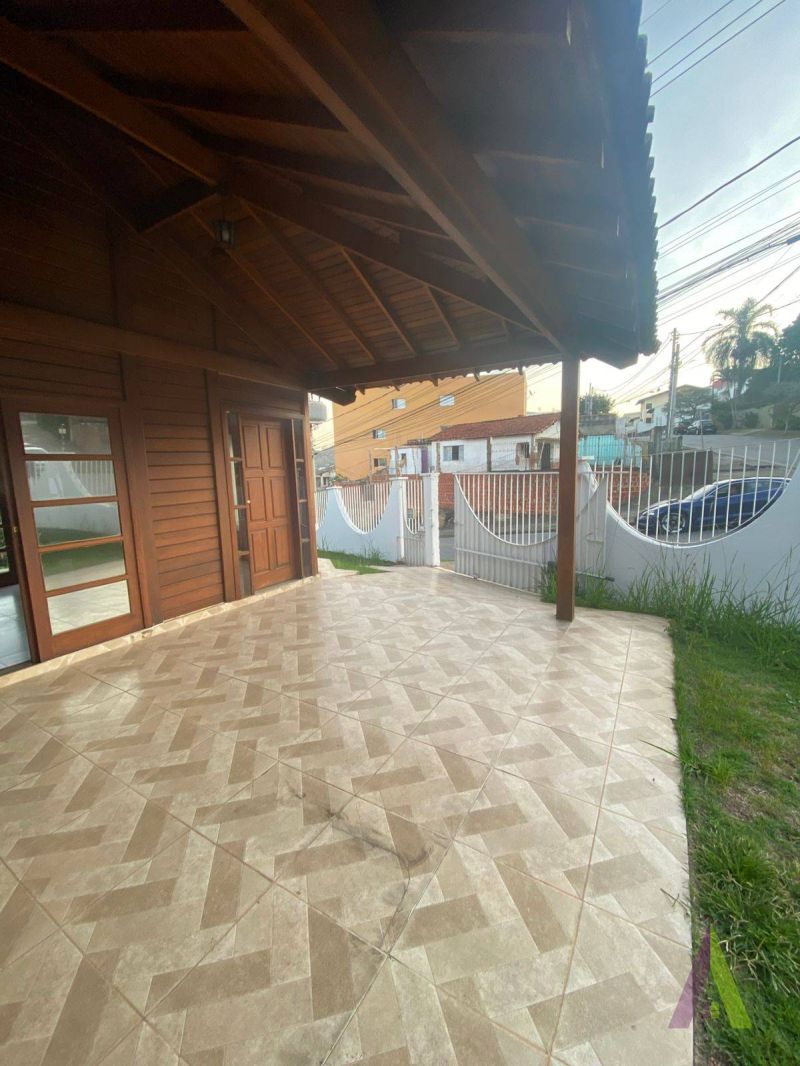 Lindo Sobrado de Madeira!
