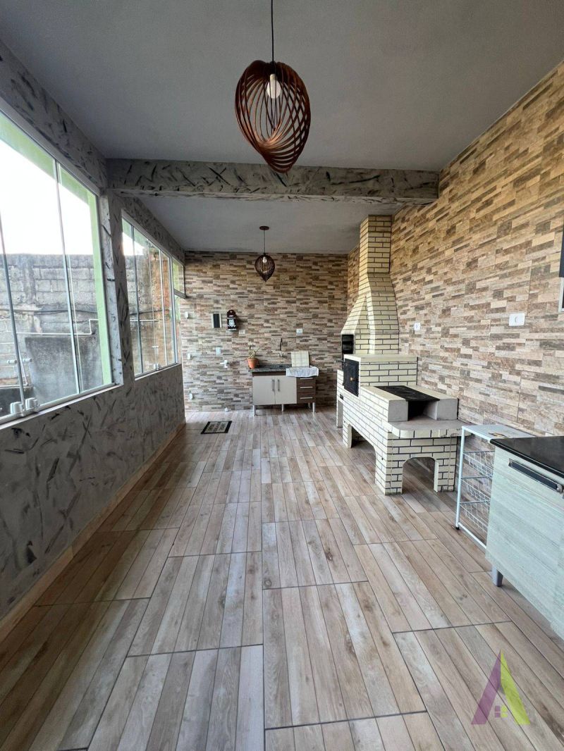 Casa Térrea Avarandada com Área de Lazer Completa em São Roque!