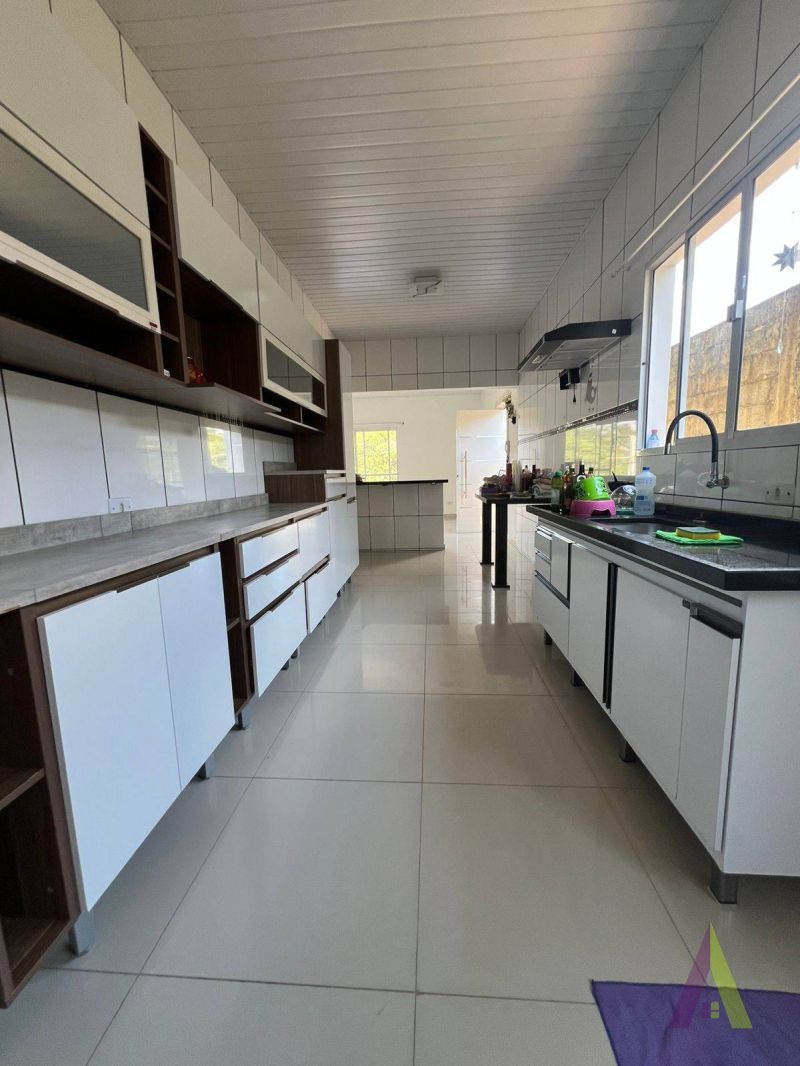 Casa Térrea Avarandada com Área de Lazer Completa em São Roque!