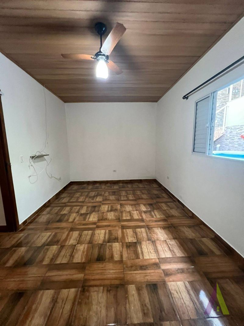 Casa Térrea Avarandada com Área de Lazer Completa em São Roque!