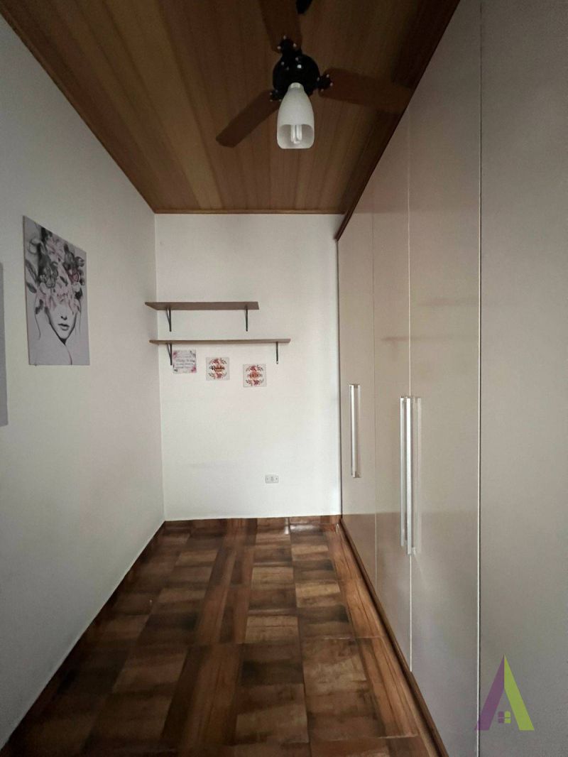Casa Térrea Avarandada com Área de Lazer Completa em São Roque!