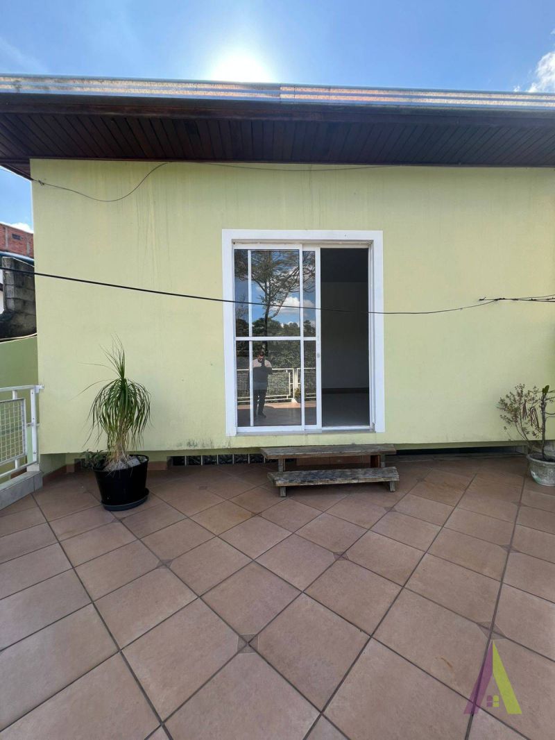 Casa Térrea Avarandada com Área de Lazer Completa em São Roque!