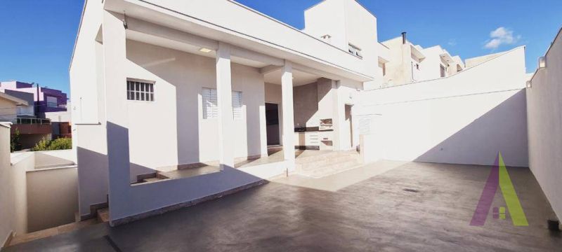 Casa Térrea em Condomínio Fechado de São Roque!